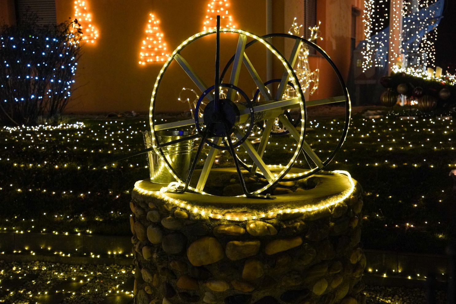 Božić ukrasi obitelj Šavora Ivanovec lampice djed mraz snjegović sob (13)