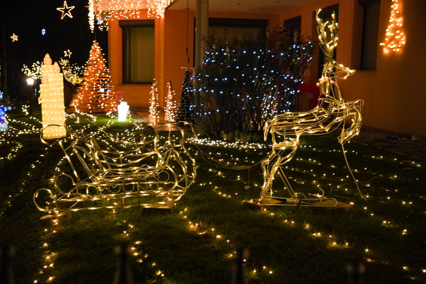 Božić ukrasi obitelj Šavora Ivanovec lampice djed mraz snjegović sob (15)