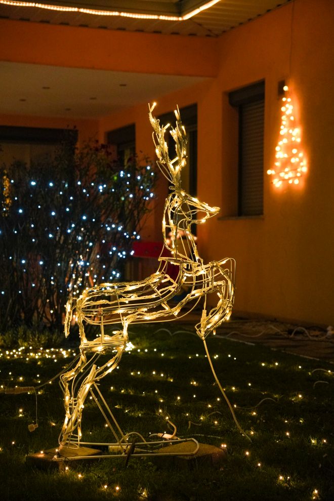 Božić ukrasi obitelj Šavora Ivanovec lampice djed mraz snjegović sob (16)