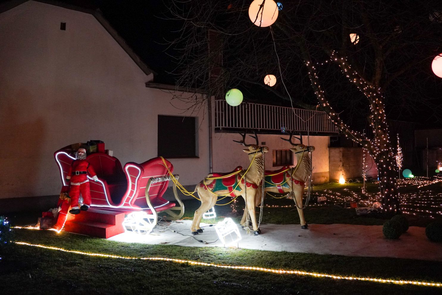 Božić ukrasi obitelj Šavora Ivanovec lampice djed mraz snjegović sob (2)
