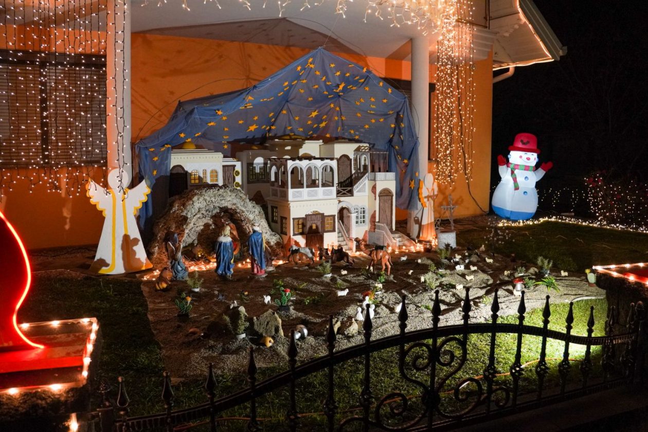 Božić ukrasi obitelj Šavora Ivanovec lampice djed mraz snjegović sob (20)