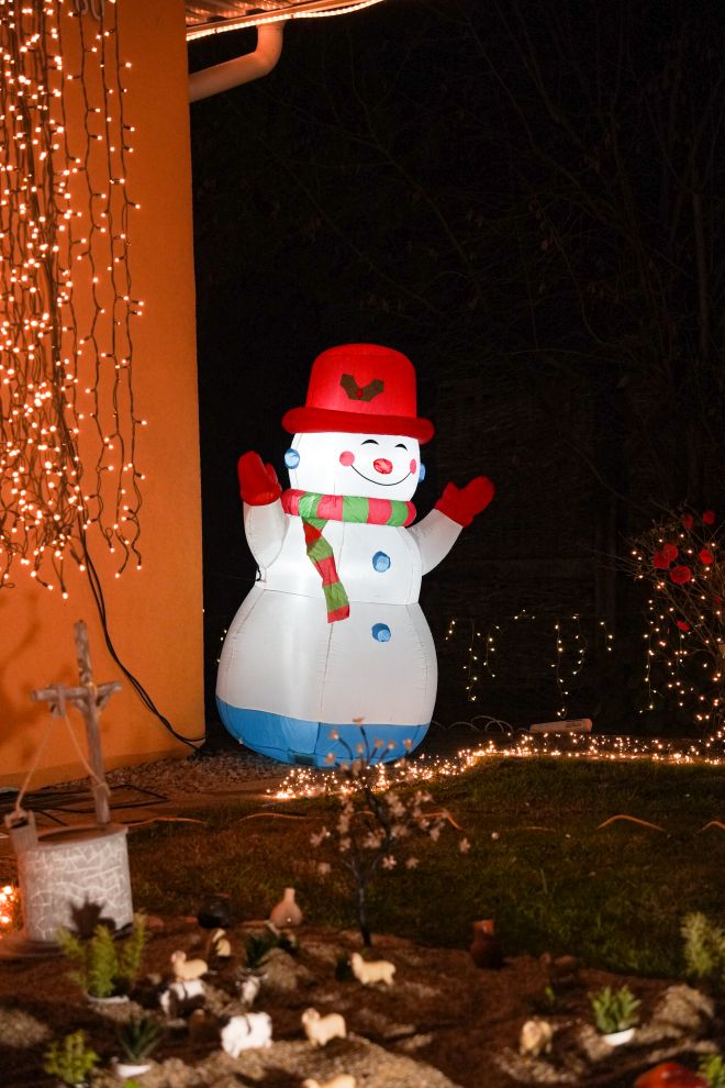 Božić ukrasi obitelj Šavora Ivanovec lampice djed mraz snjegović sob (23)