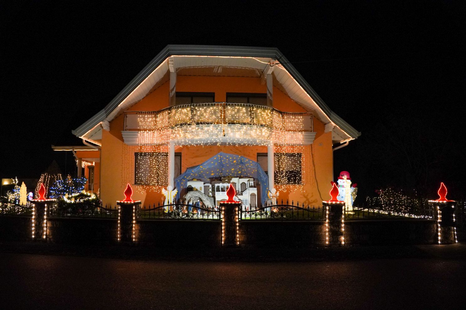 Božić ukrasi obitelj Šavora Ivanovec lampice djed mraz snjegović sob (24)