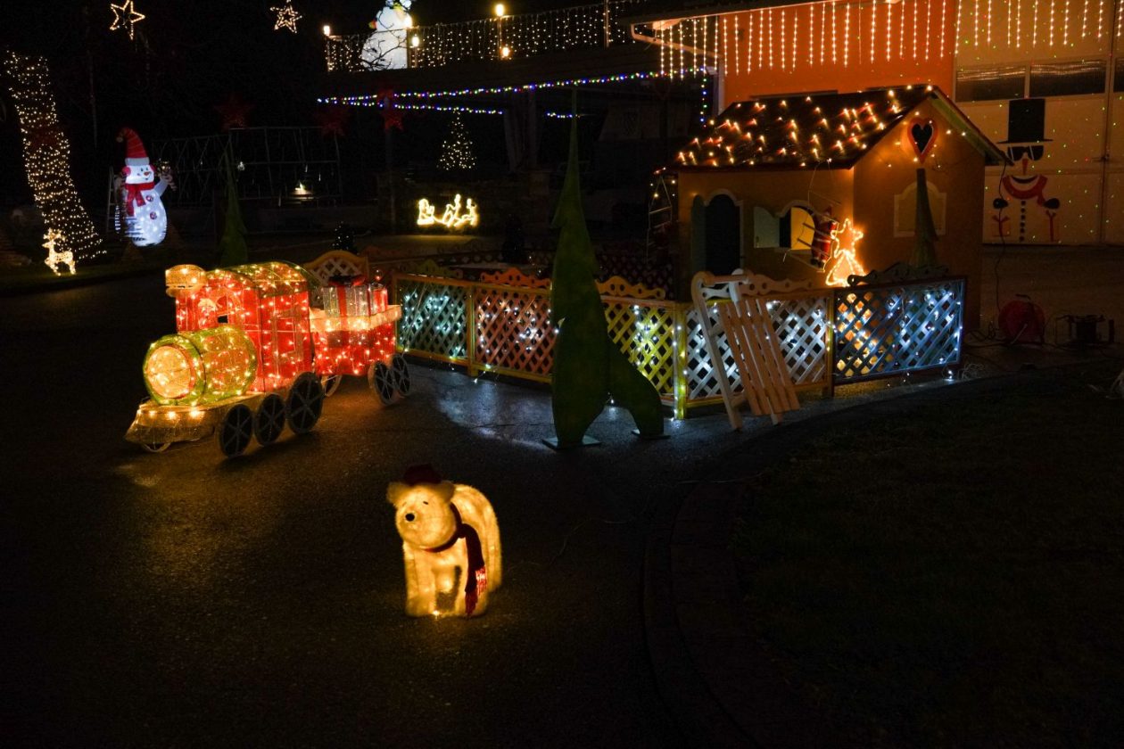 Božić ukrasi obitelj Šavora Ivanovec lampice djed mraz snjegović sob (28)