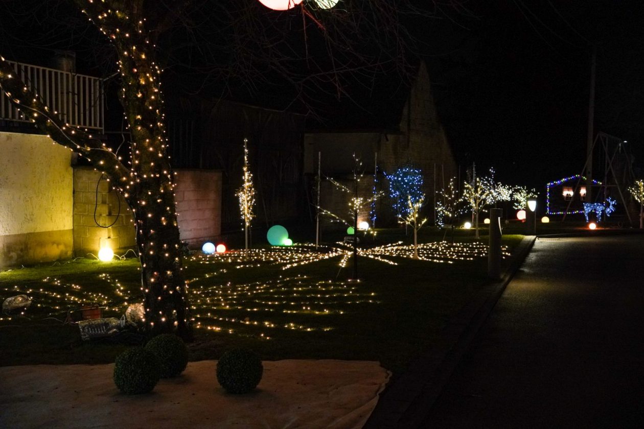 Božić ukrasi obitelj Šavora Ivanovec lampice djed mraz snjegović sob (3)