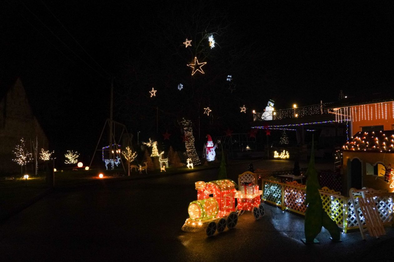 Božić ukrasi obitelj Šavora Ivanovec lampice djed mraz snjegović sob (31)