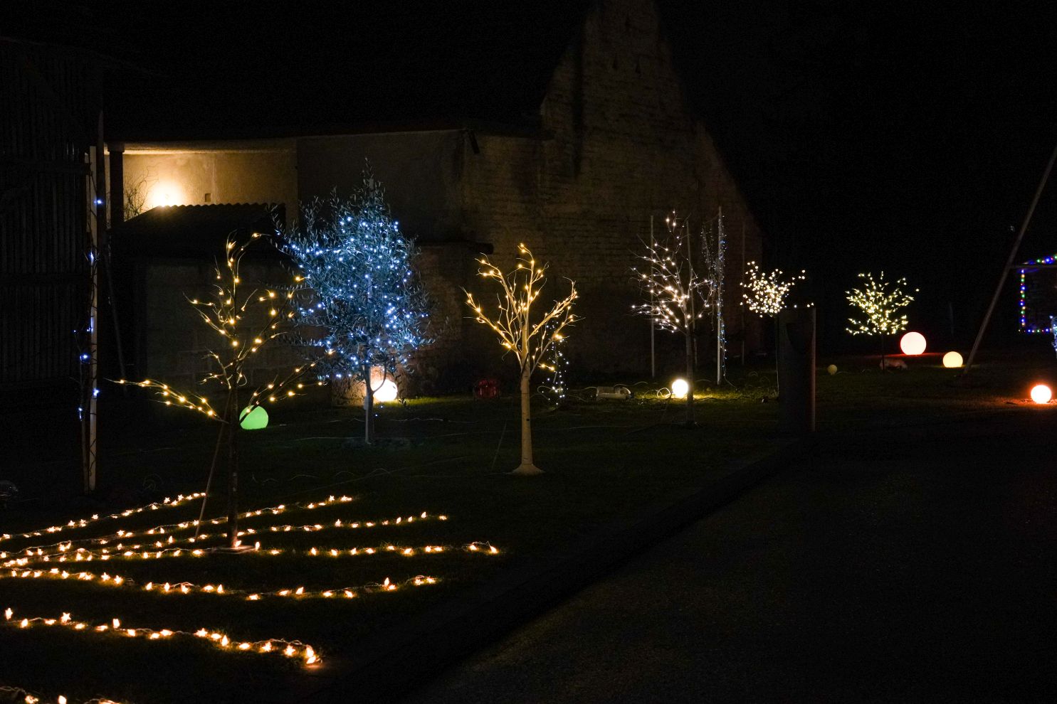 Božić ukrasi obitelj Šavora Ivanovec lampice djed mraz snjegović sob (32)