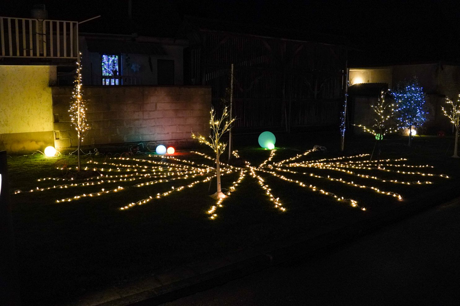 Božić ukrasi obitelj Šavora Ivanovec lampice djed mraz snjegović sob (33)