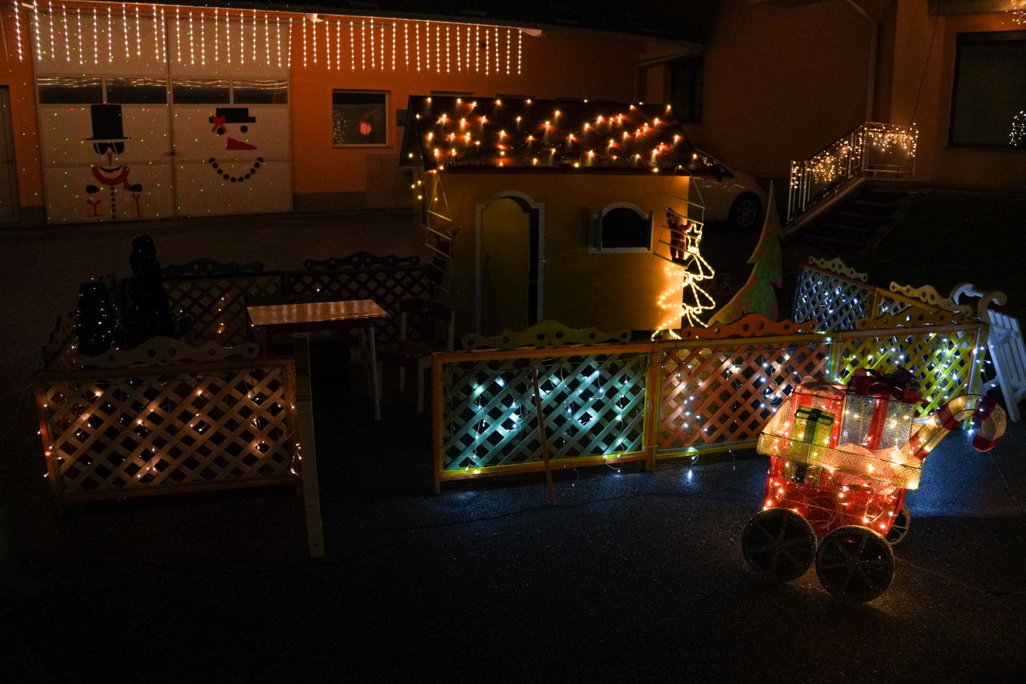 Božić ukrasi obitelj Šavora Ivanovec lampice djed mraz snjegović sob (35)