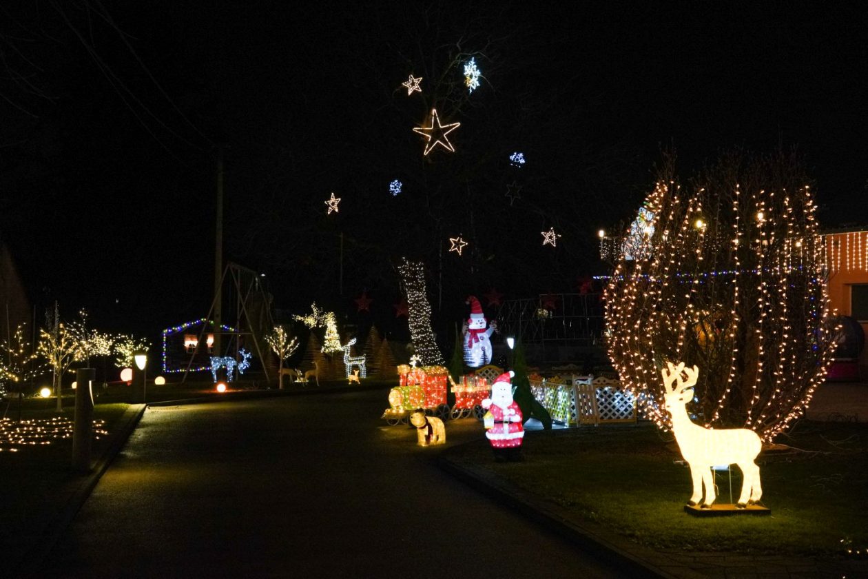 Božić ukrasi obitelj Šavora Ivanovec lampice djed mraz snjegović sob (4)