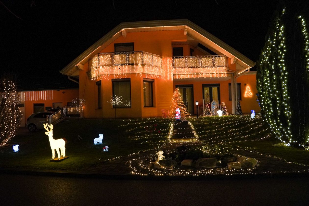 Božić ukrasi obitelj Šavora Ivanovec lampice djed mraz snjegović sob (5)