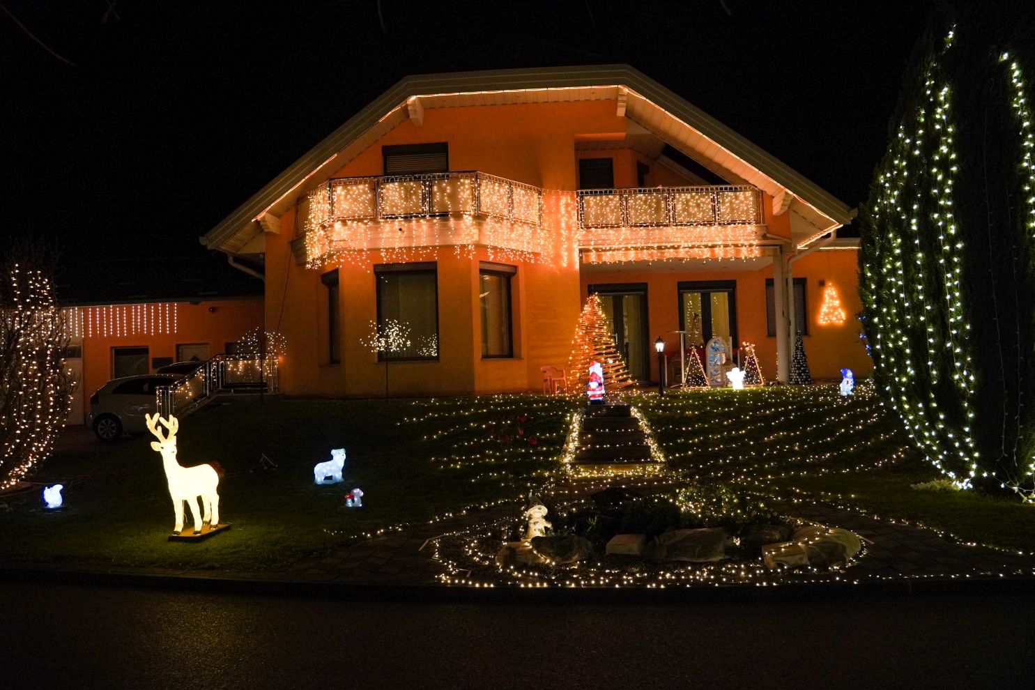 Božić ukrasi obitelj Šavora Ivanovec lampice djed mraz snjegović sob (5)