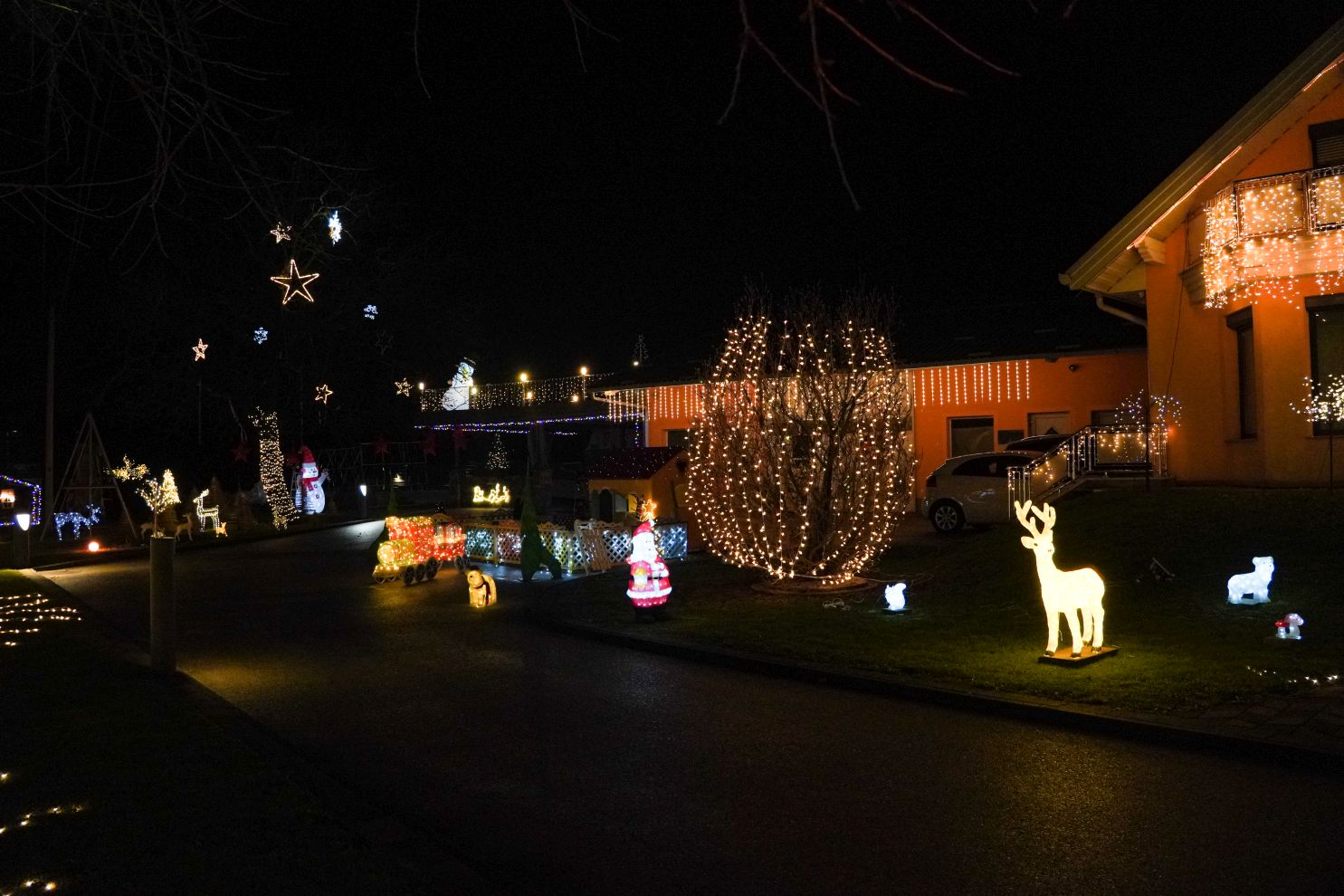 Božić ukrasi obitelj Šavora Ivanovec lampice djed mraz snjegović sob (6)