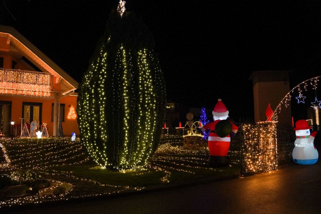 Božić ukrasi obitelj Šavora Ivanovec lampice djed mraz snjegović sob (7)