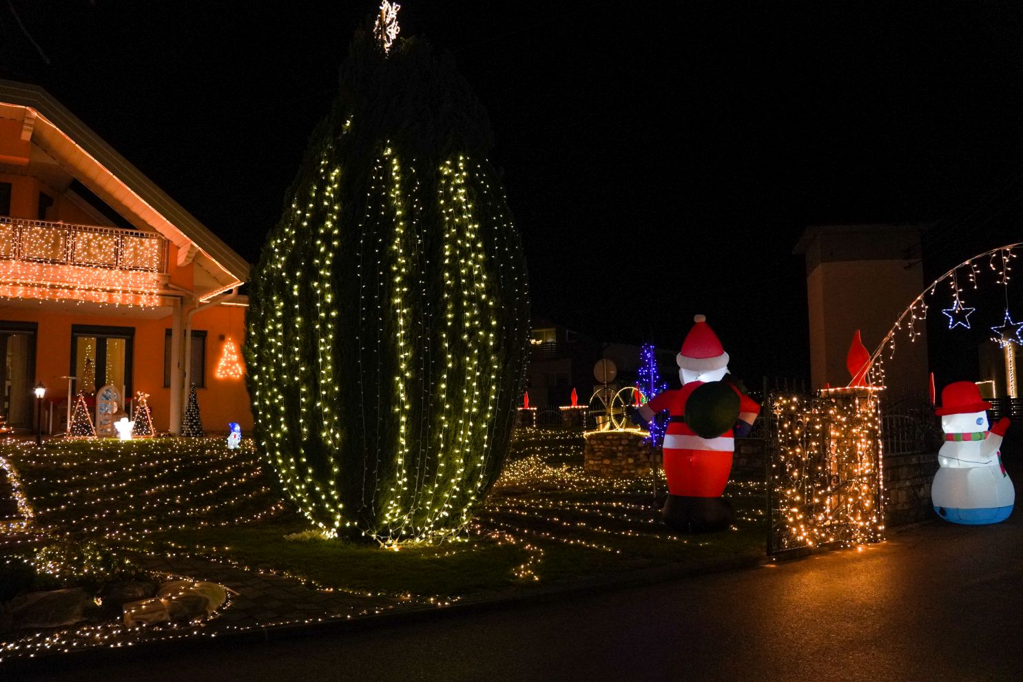 Božić ukrasi obitelj Šavora Ivanovec lampice djed mraz snjegović sob (7)