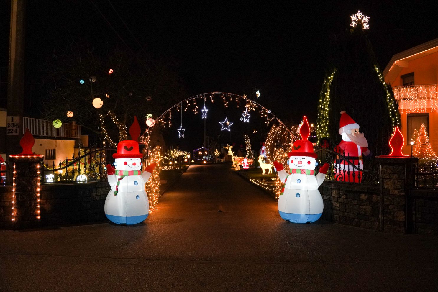 Božić ukrasi obitelj Šavora Ivanovec lampice djed mraz snjegović sob (9)