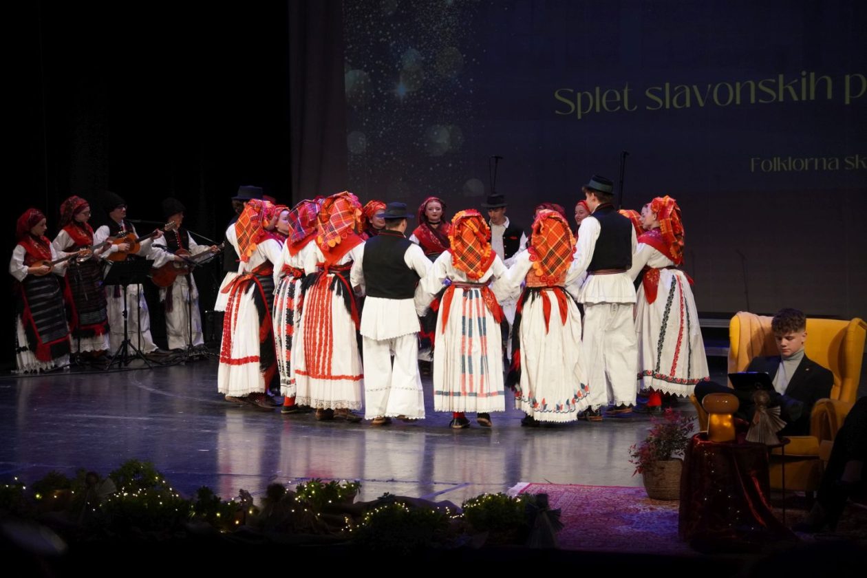 Božićni koncert Gimnazije Josipa Slavenskog (21)