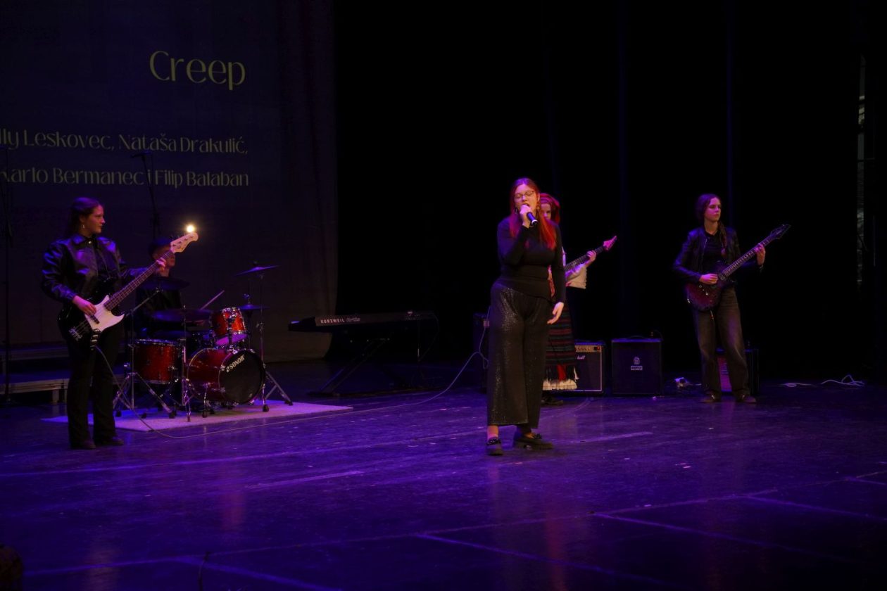 Božićni koncert Gimnazije Josipa Slavenskog (32)