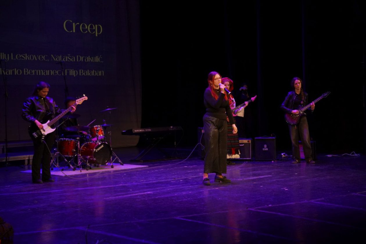 Božićni koncert Gimnazije Josipa Slavenskog (33)