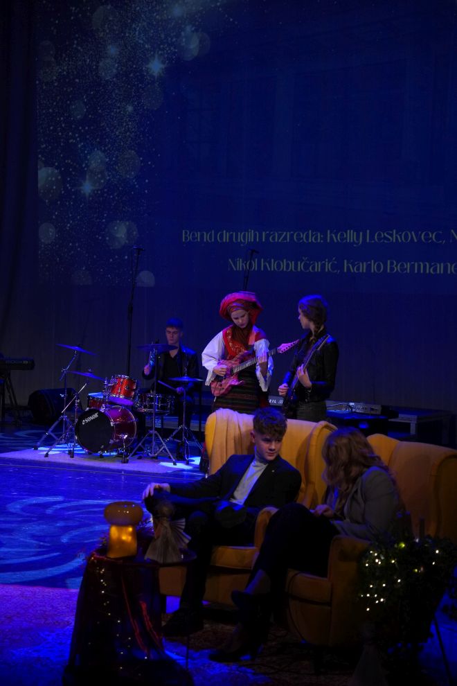 Božićni koncert Gimnazije Josipa Slavenskog (38)