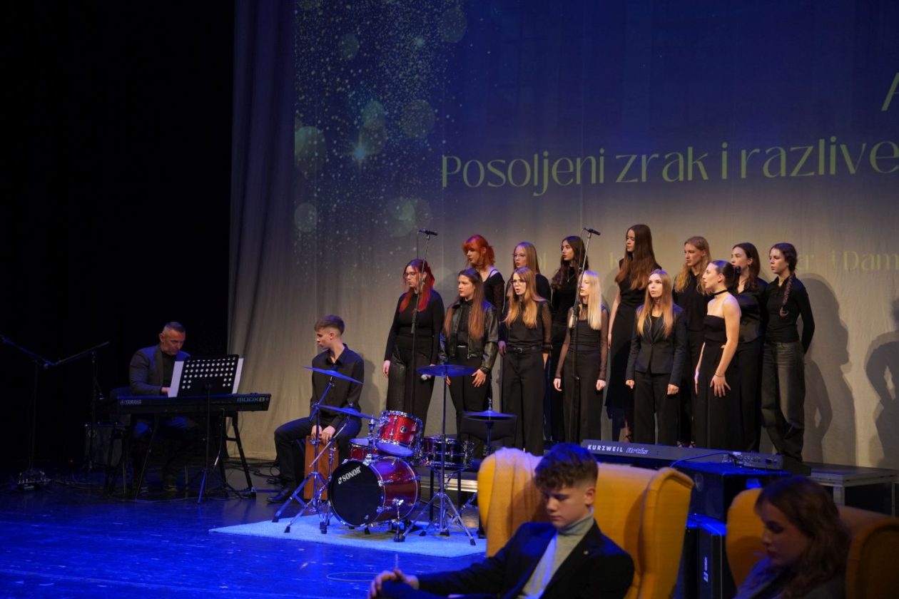 Božićni koncert Gimnazije Josipa Slavenskog (43)