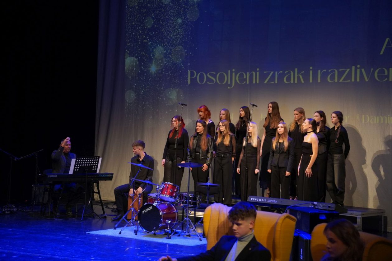 Božićni koncert Gimnazije Josipa Slavenskog (44)