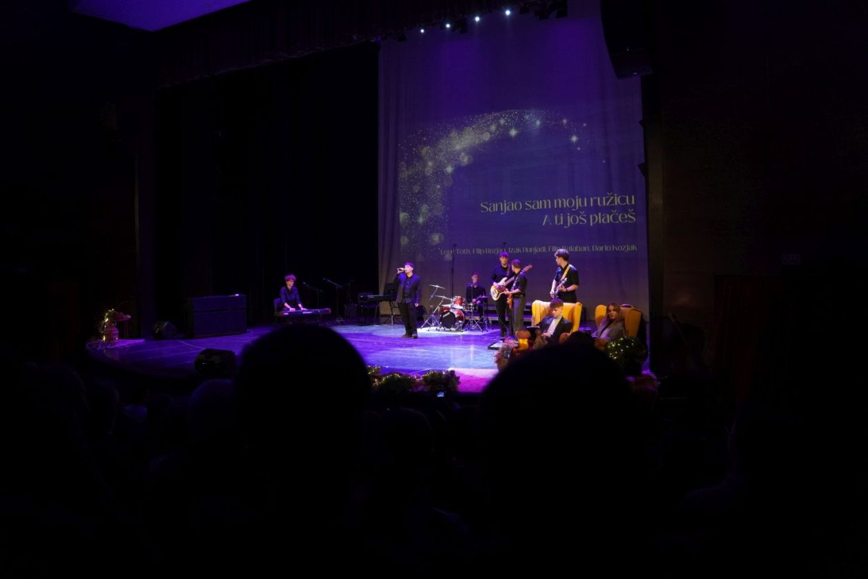 Božićni koncert Gimnazije Josipa Slavenskog (56)