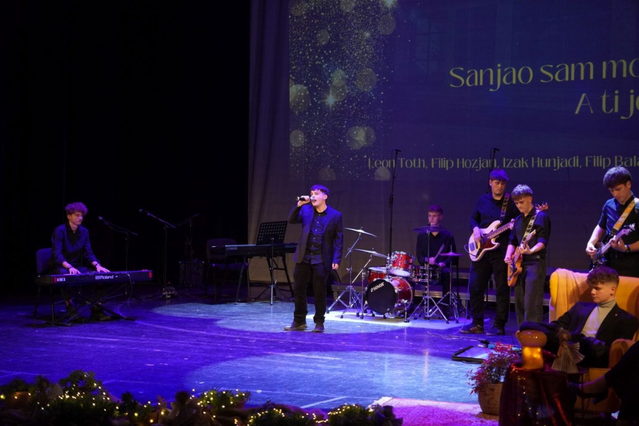 Božićni koncert Gimnazije Josipa Slavenskog (57)