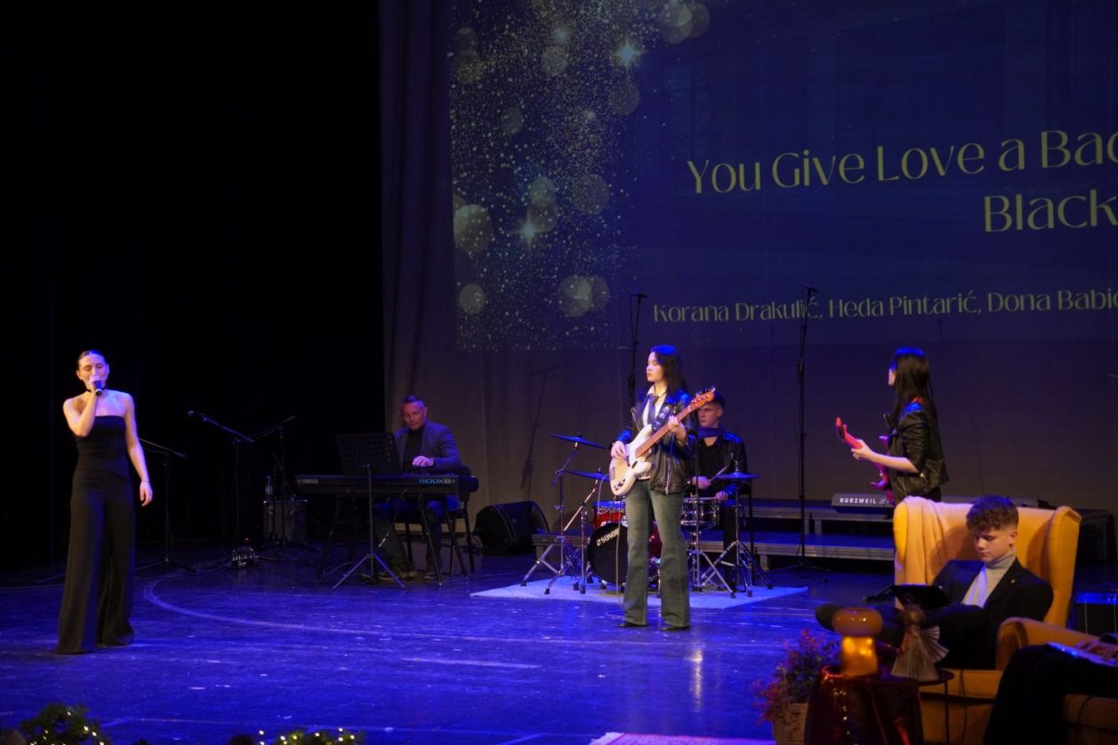 Božićni koncert Gimnazije Josipa Slavenskog (65)