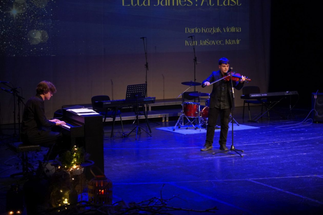 Božićni koncert Gimnazije Josipa Slavenskog (77)