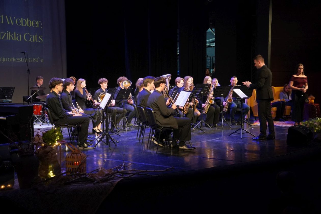 Božićni koncert Gimnazije Josipa Slavenskog (80)