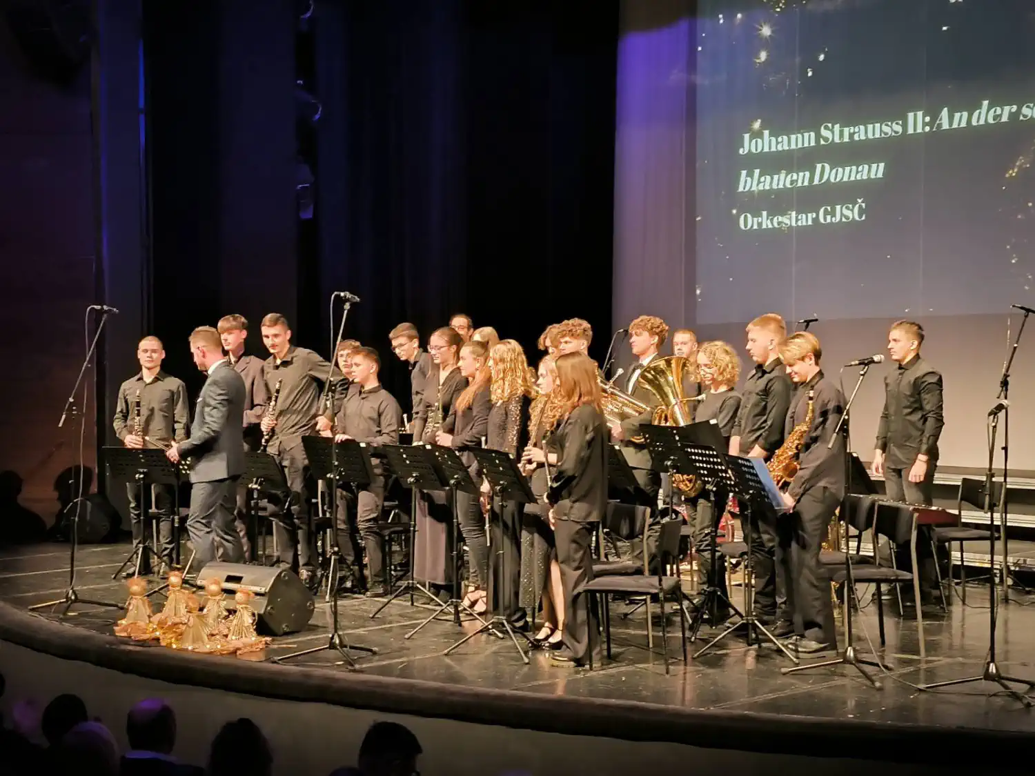 Božićni koncert Gimnazije Josipa Slavenskog Čakovec 2024 (1) Božićni koncert Gimnazije Josipa Slavenskog Čakovec 2024 (1)