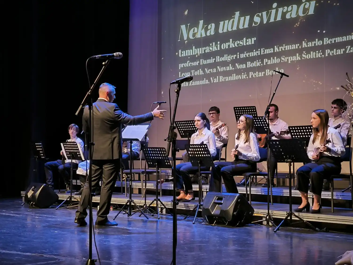 Božićni koncert Gimnazije Josipa Slavenskog Čakovec 2024 (7) Božićni koncert Gimnazije Josipa Slavenskog Čakovec 2024 (7)