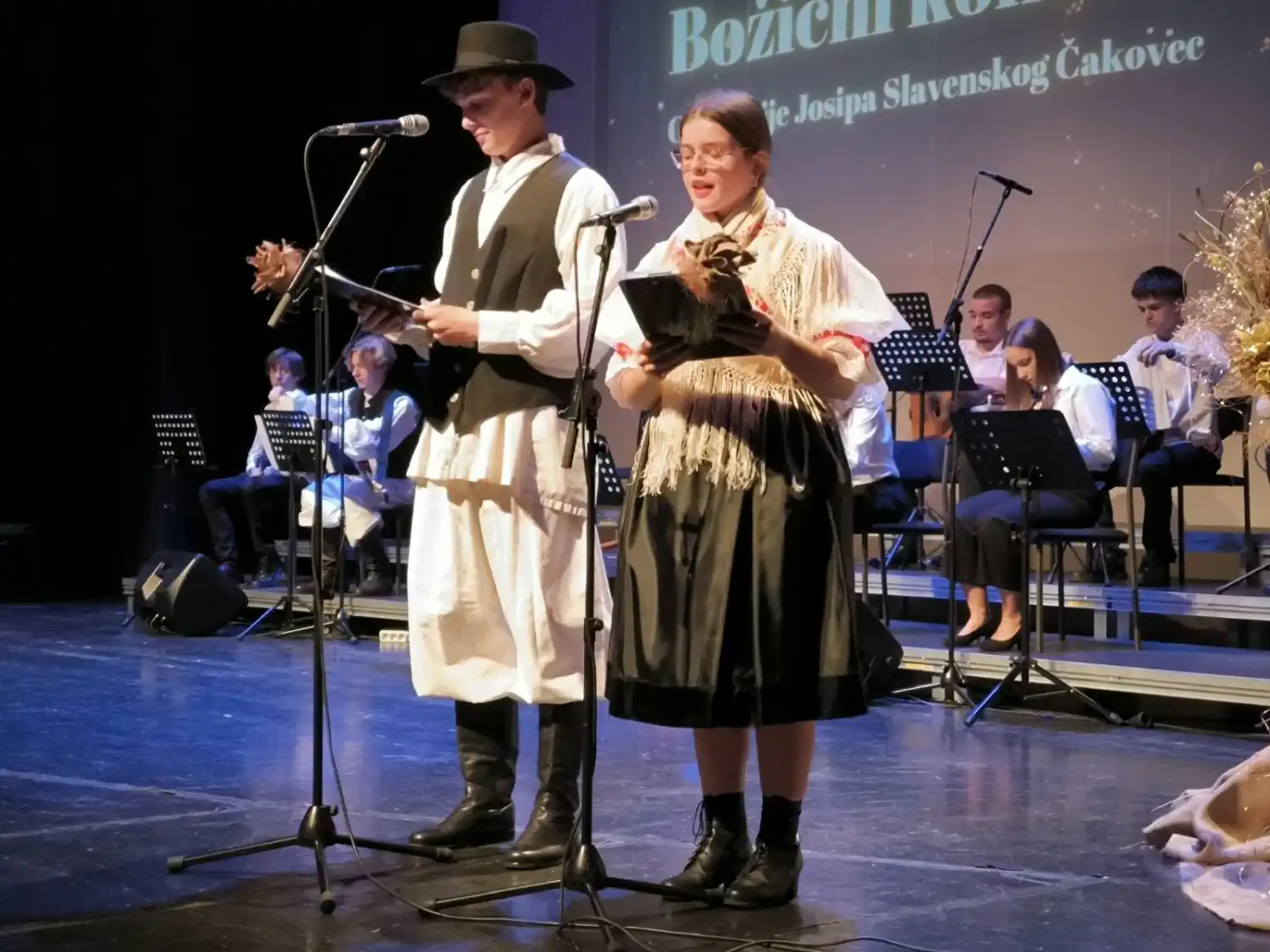 Božićni koncert Gimnazije Josipa Slavenskog Čakovec 2024 (8) Božićni koncert Gimnazije Josipa Slavenskog Čakovec 2024 (8)