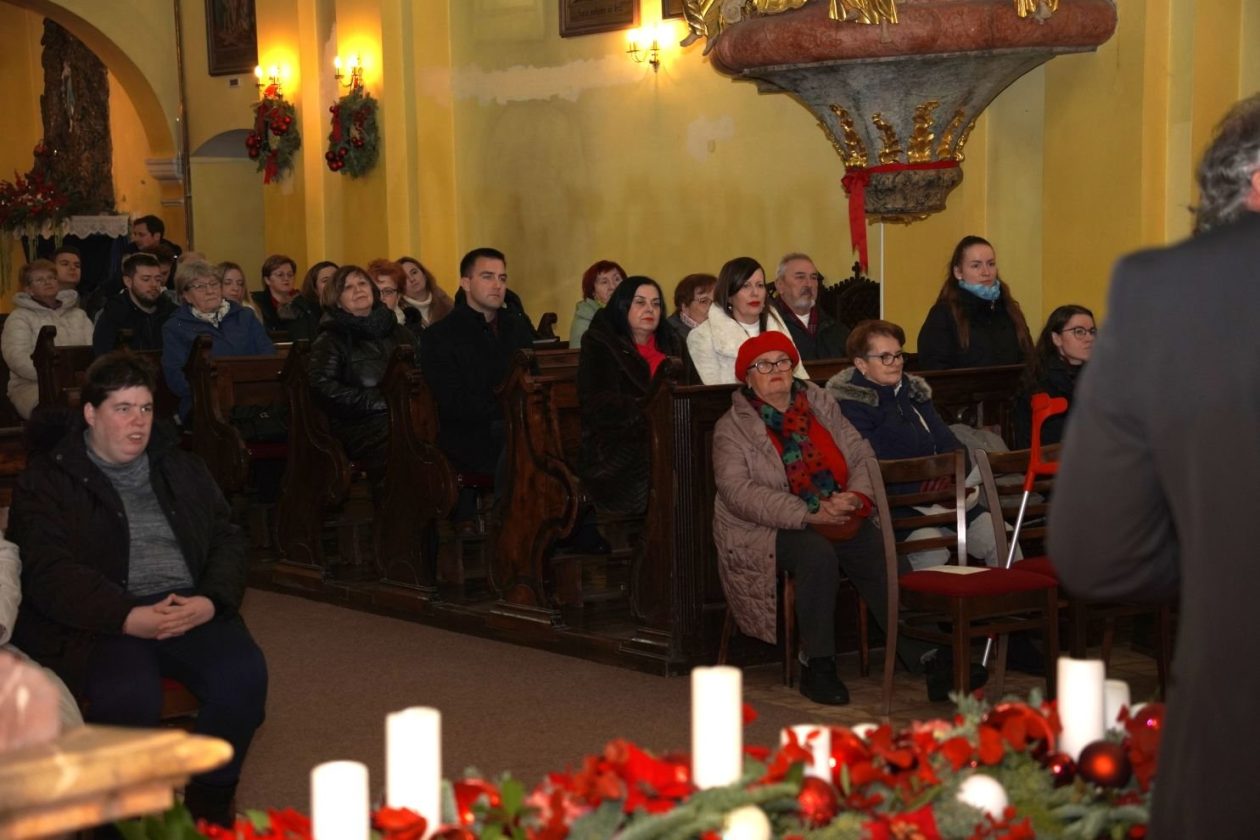 Božićni koncert Pučki pivači KBF-a crkva svetog Nikole Čakovec zbor pjevanje nastup (1)