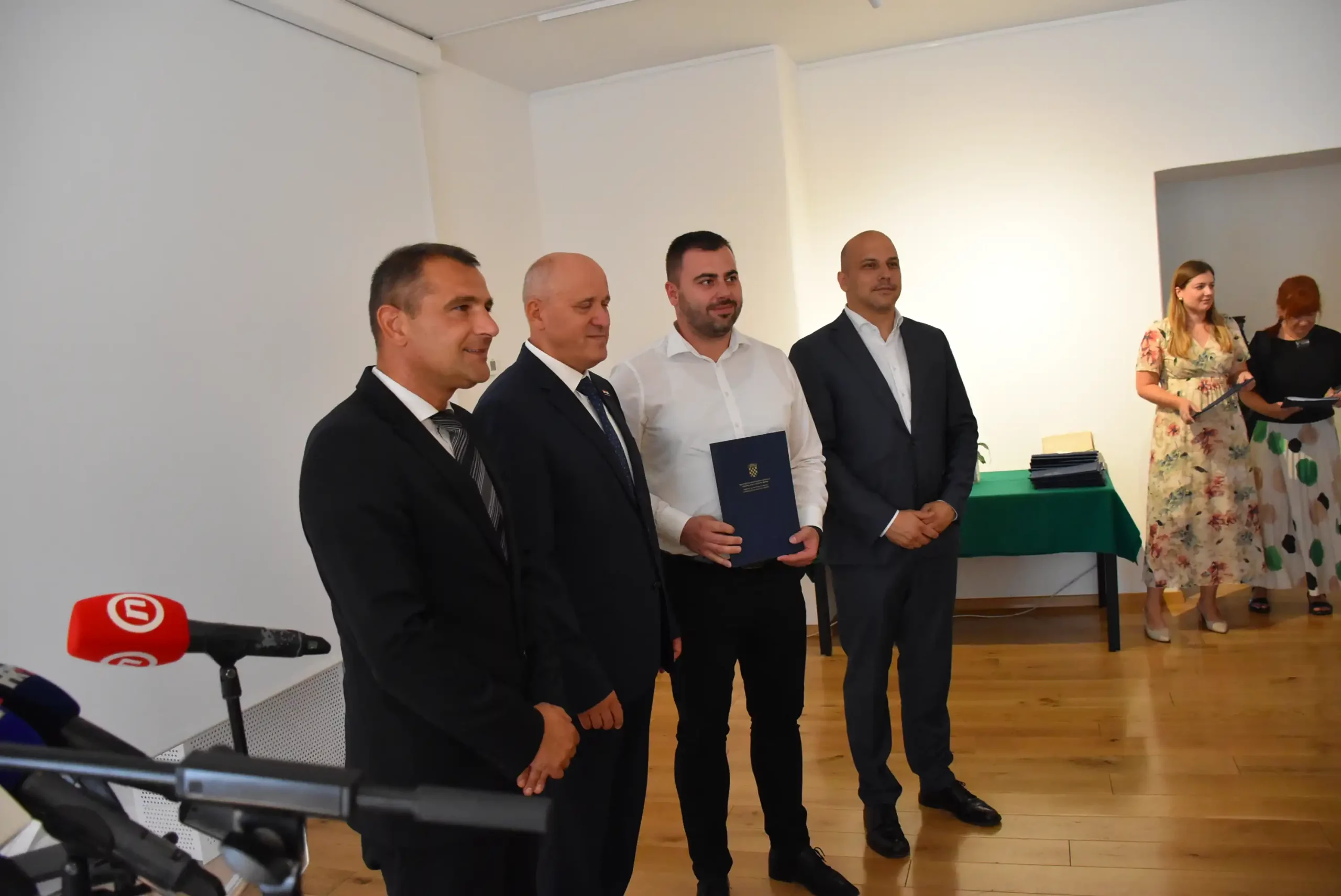 Branko Bačić podjela ugovora 2024 (6) Branko Bačić podjela ugovora 2024 (6)