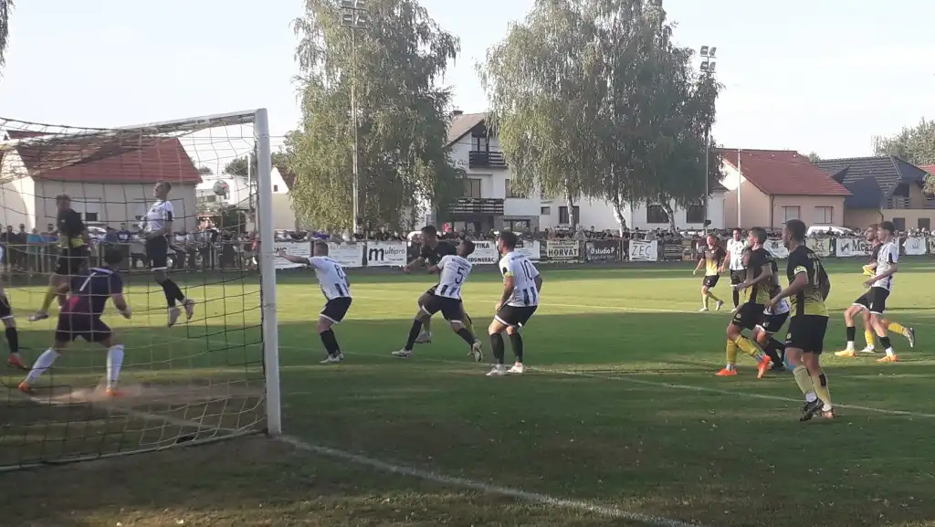 Bratstvo (SV) s četiri komada ispratilo Strahoninec (12)