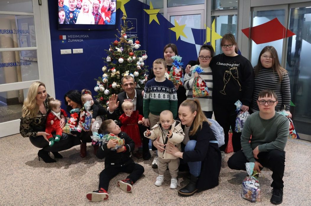 ČAKOVEC Djeca iz Udruge za sindrom Down kitila božićni bor u Županiji (1)