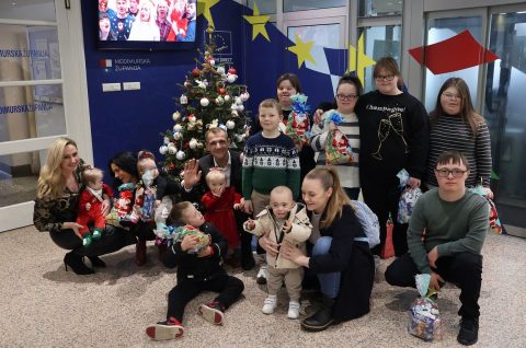 ČAKOVEC Djeca iz Udruge za sindrom Down kitila božićni bor u Županiji (1)