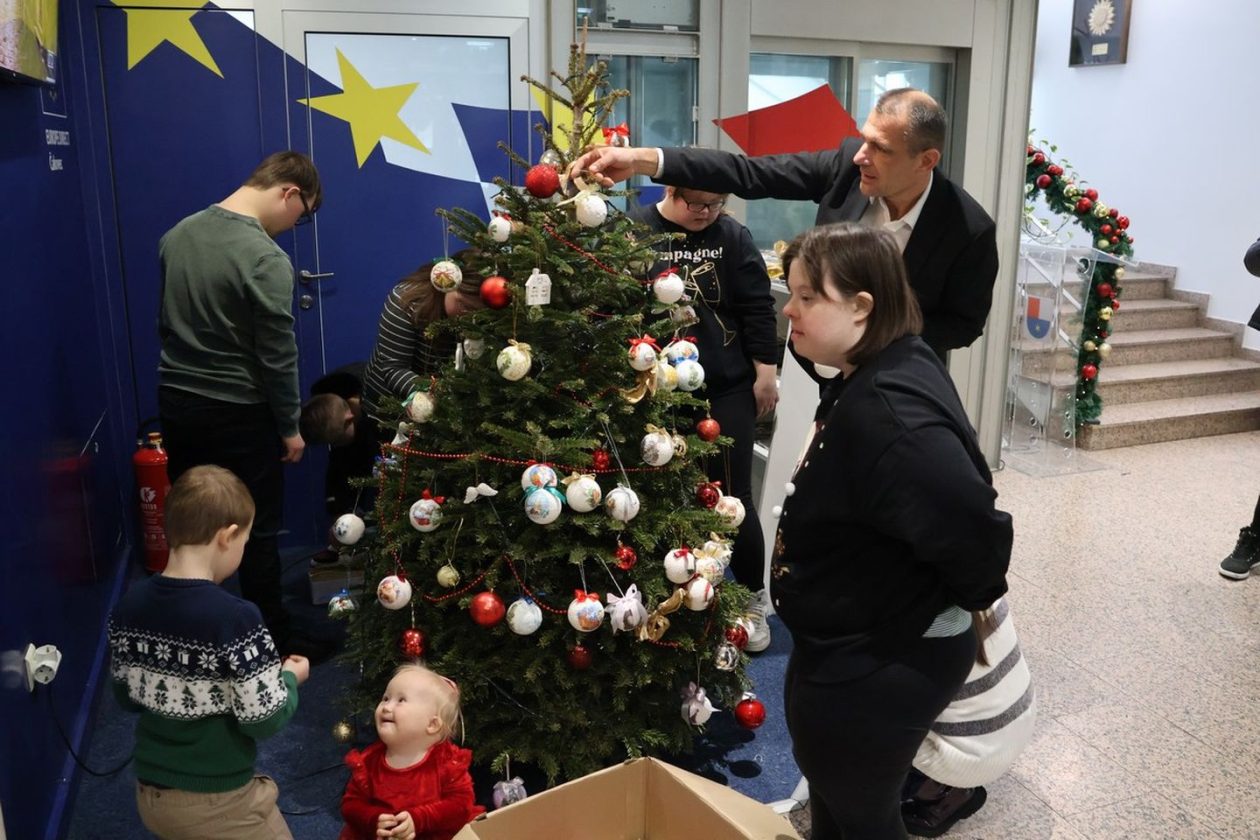 ČAKOVEC Djeca iz Udruge za sindrom Down kitila božićni bor u Županiji (10) ČAKOVEC Djeca iz Udruge za sindrom Down kitila božićni bor u Županiji (10)