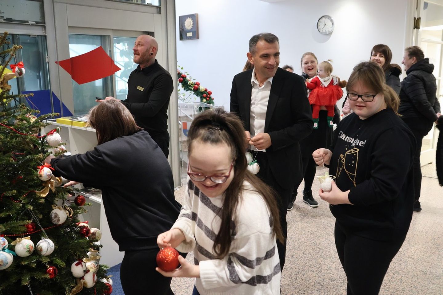 ČAKOVEC Djeca iz Udruge za sindrom Down kitila božićni bor u Županiji (13)