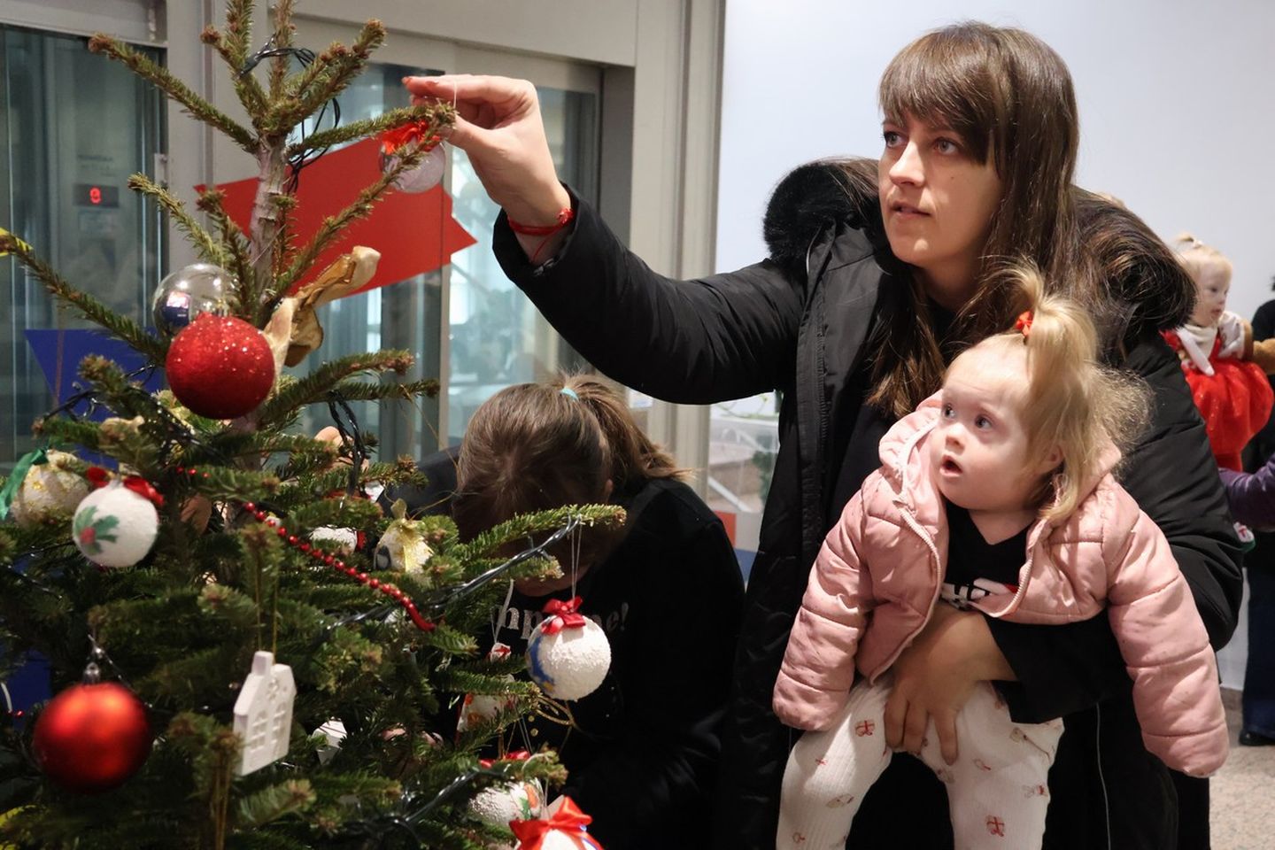 ČAKOVEC Djeca iz Udruge za sindrom Down kitila božićni bor u Županiji (14)