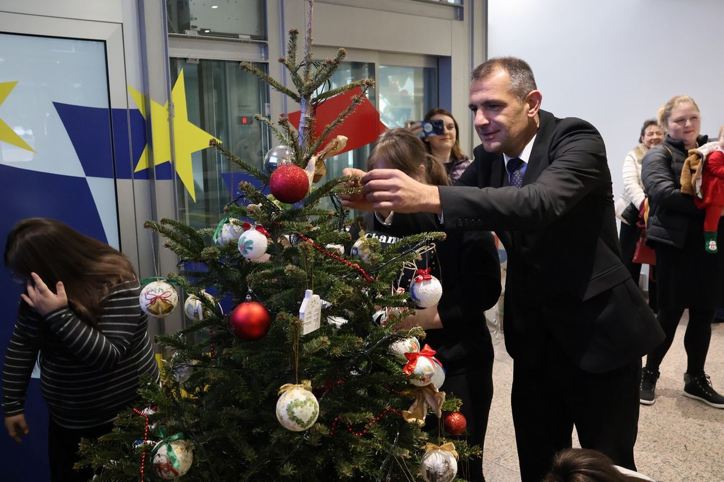 ČAKOVEC Djeca iz Udruge za sindrom Down kitila božićni bor u Županiji (15)