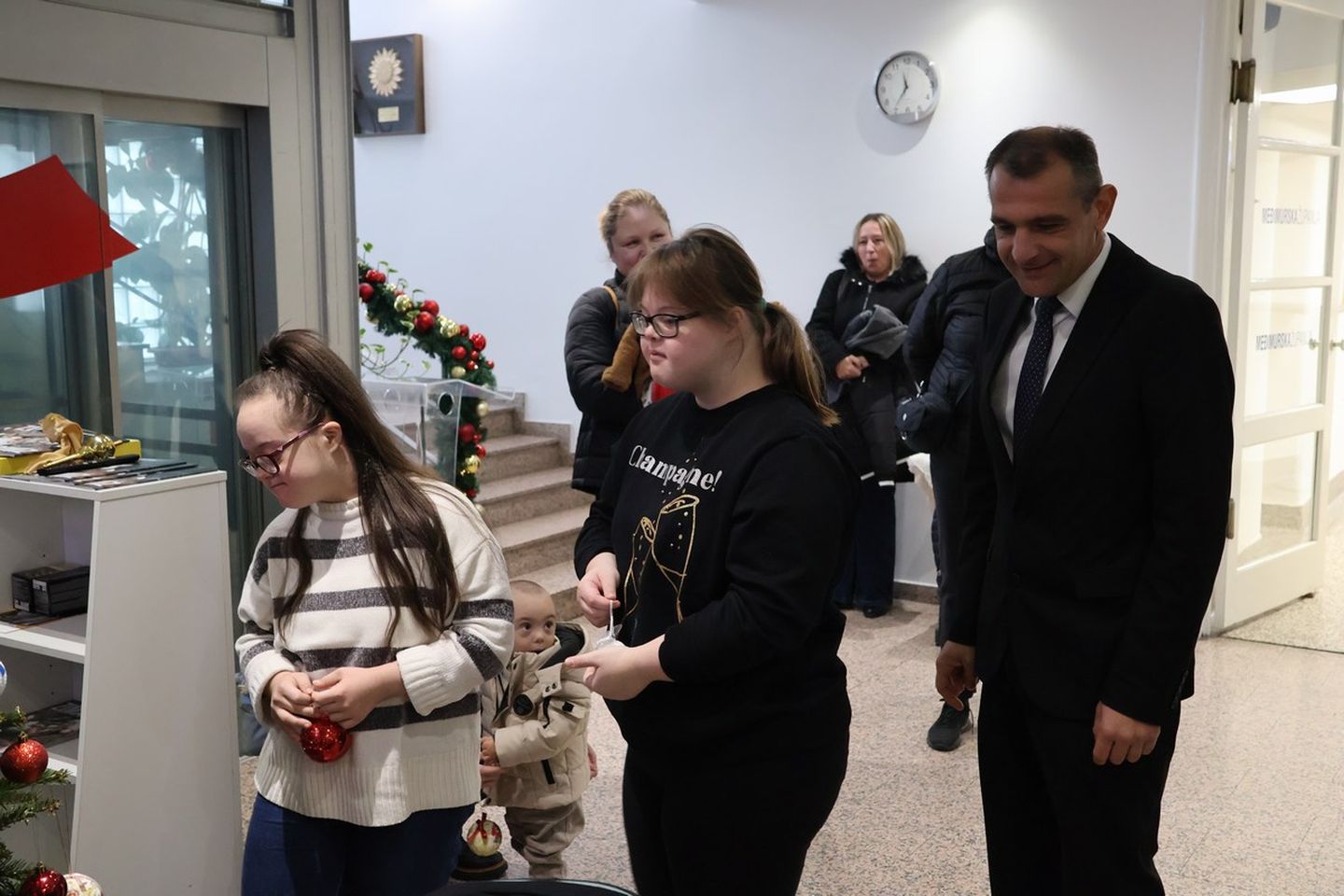 ČAKOVEC Djeca iz Udruge za sindrom Down kitila božićni bor u Županiji (16)