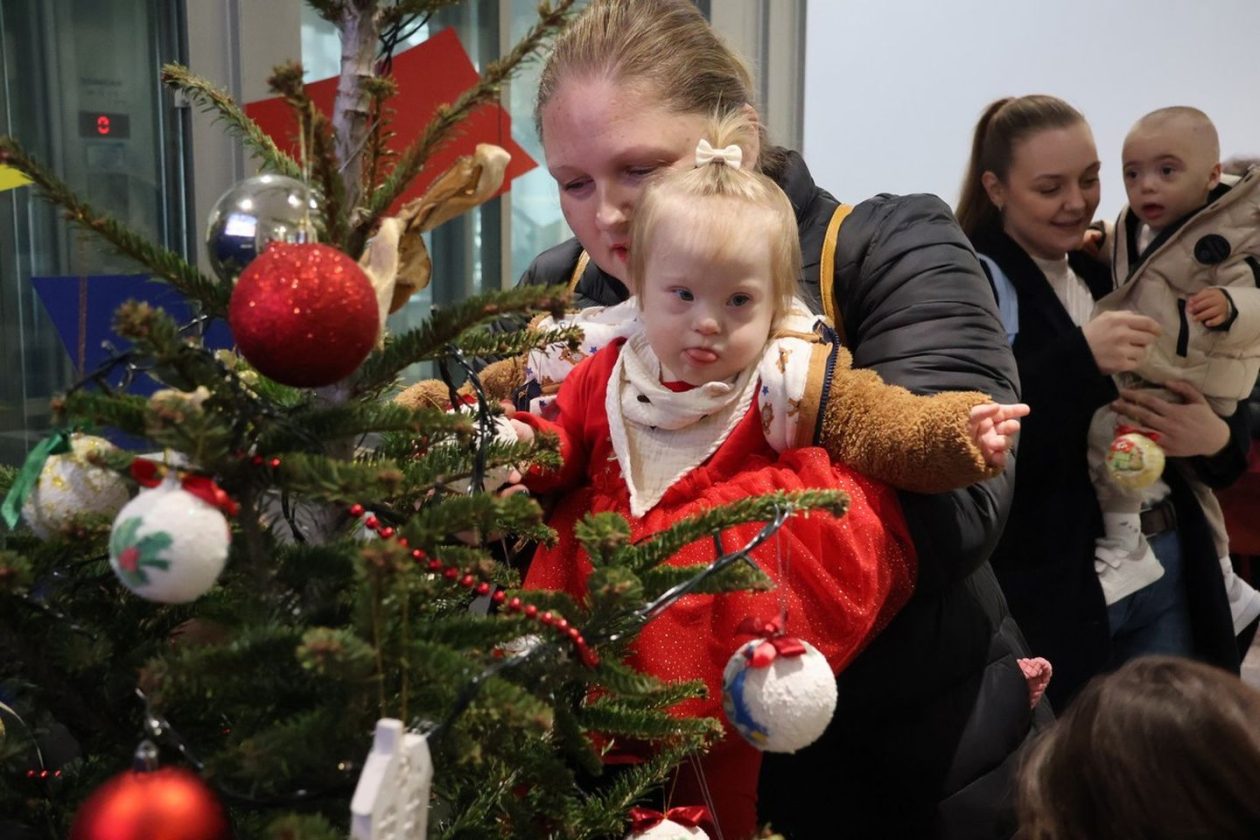 ČAKOVEC Djeca iz Udruge za sindrom Down kitila božićni bor u Županiji (18) ČAKOVEC Djeca iz Udruge za sindrom Down kitila božićni bor u Županiji (18)