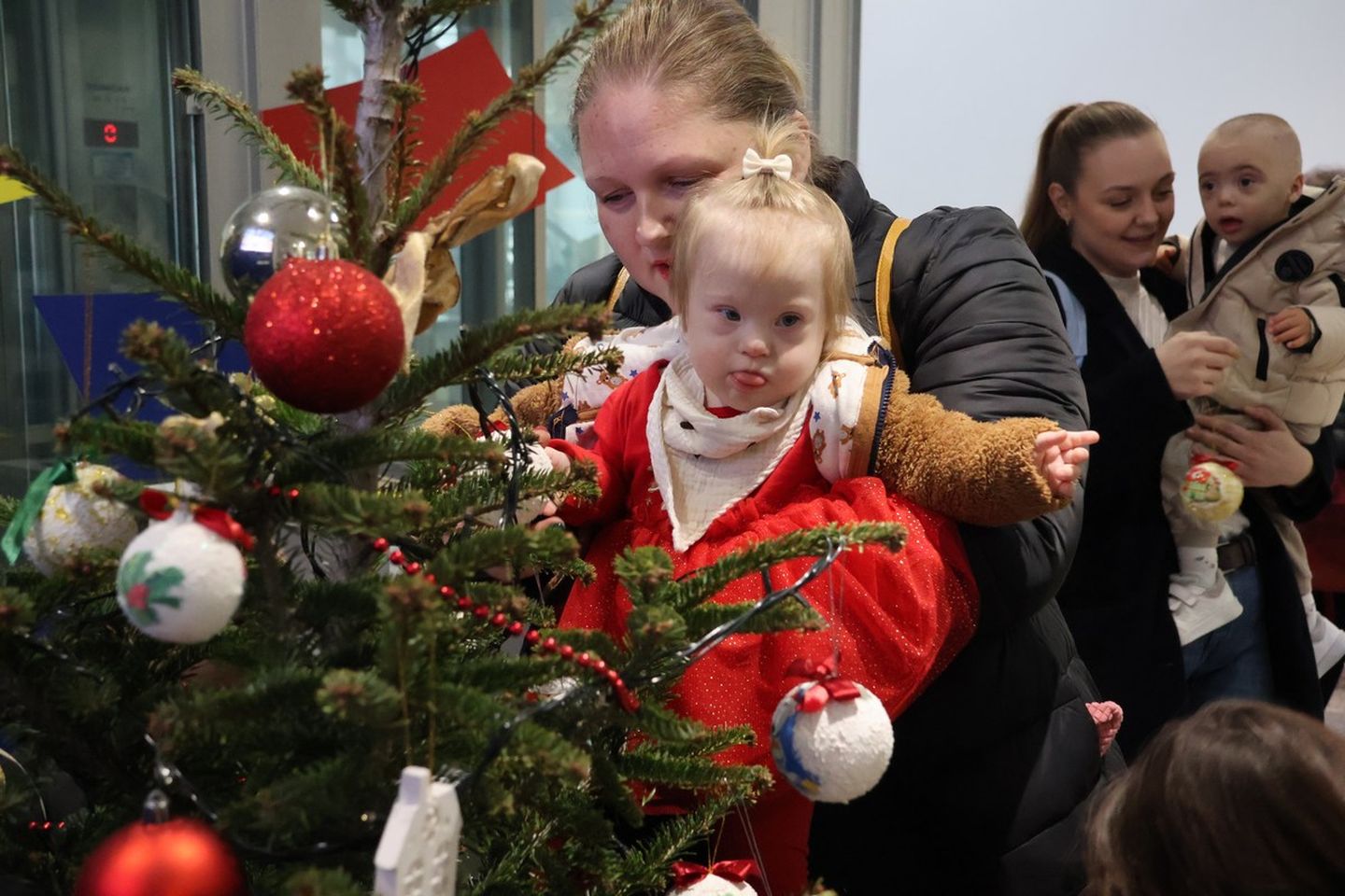 ČAKOVEC Djeca iz Udruge za sindrom Down kitila božićni bor u Županiji (18)