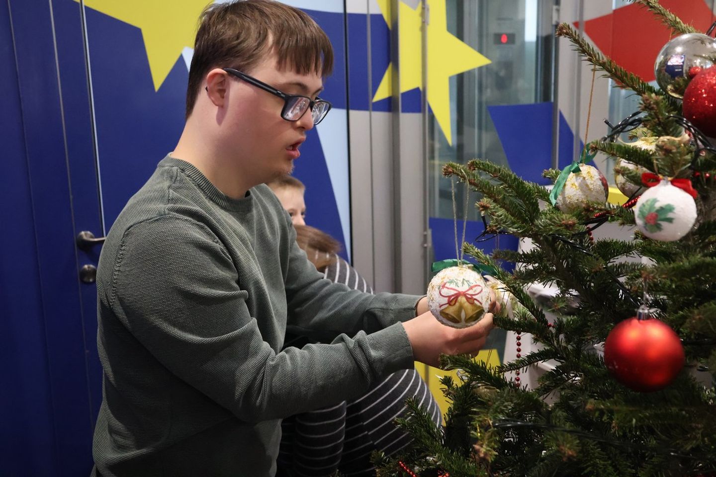 ČAKOVEC Djeca iz Udruge za sindrom Down kitila božićni bor u Županiji (19)