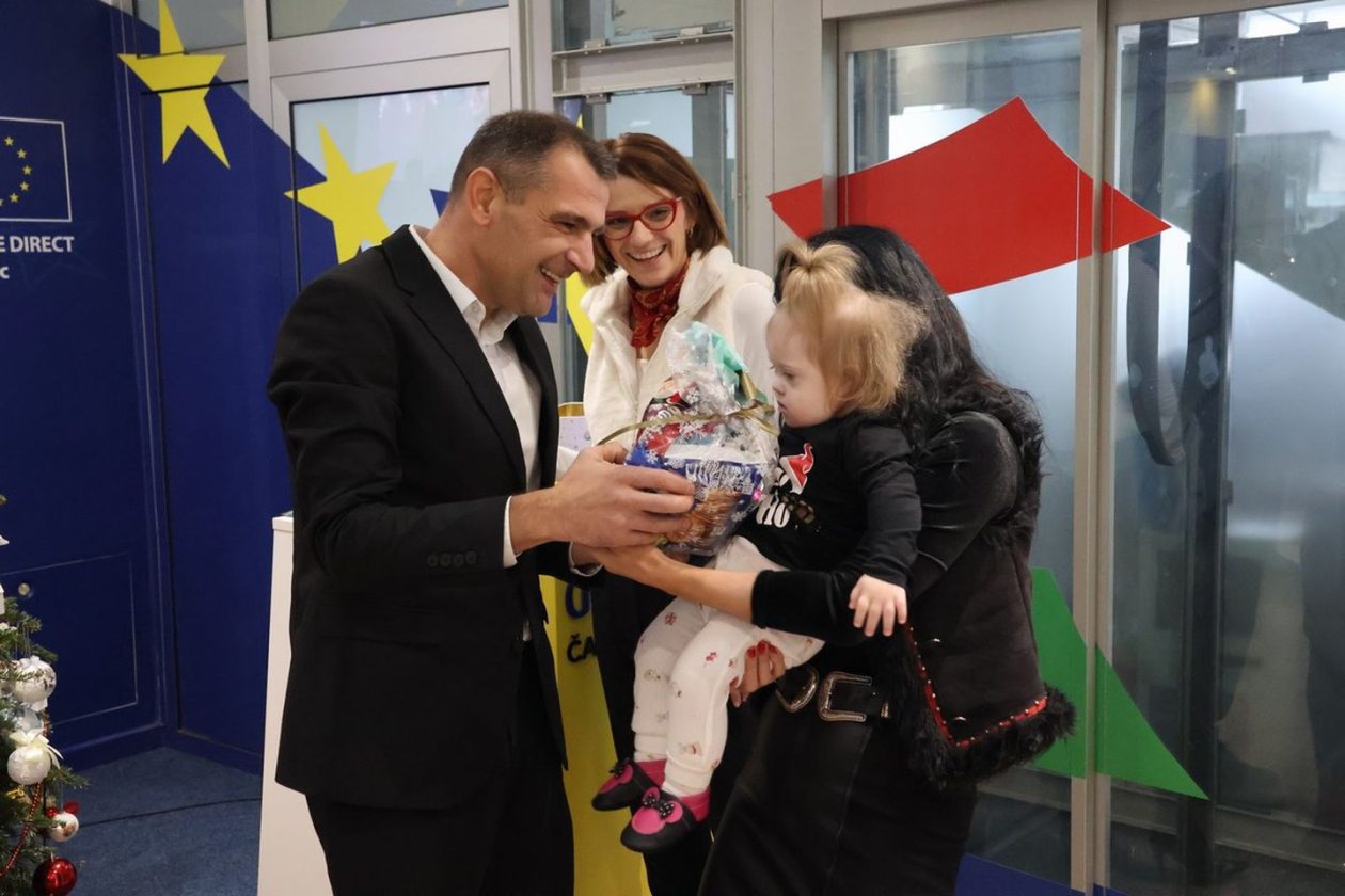 ČAKOVEC Djeca iz Udruge za sindrom Down kitila božićni bor u Županiji (2) ČAKOVEC Djeca iz Udruge za sindrom Down kitila božićni bor u Županiji (2)