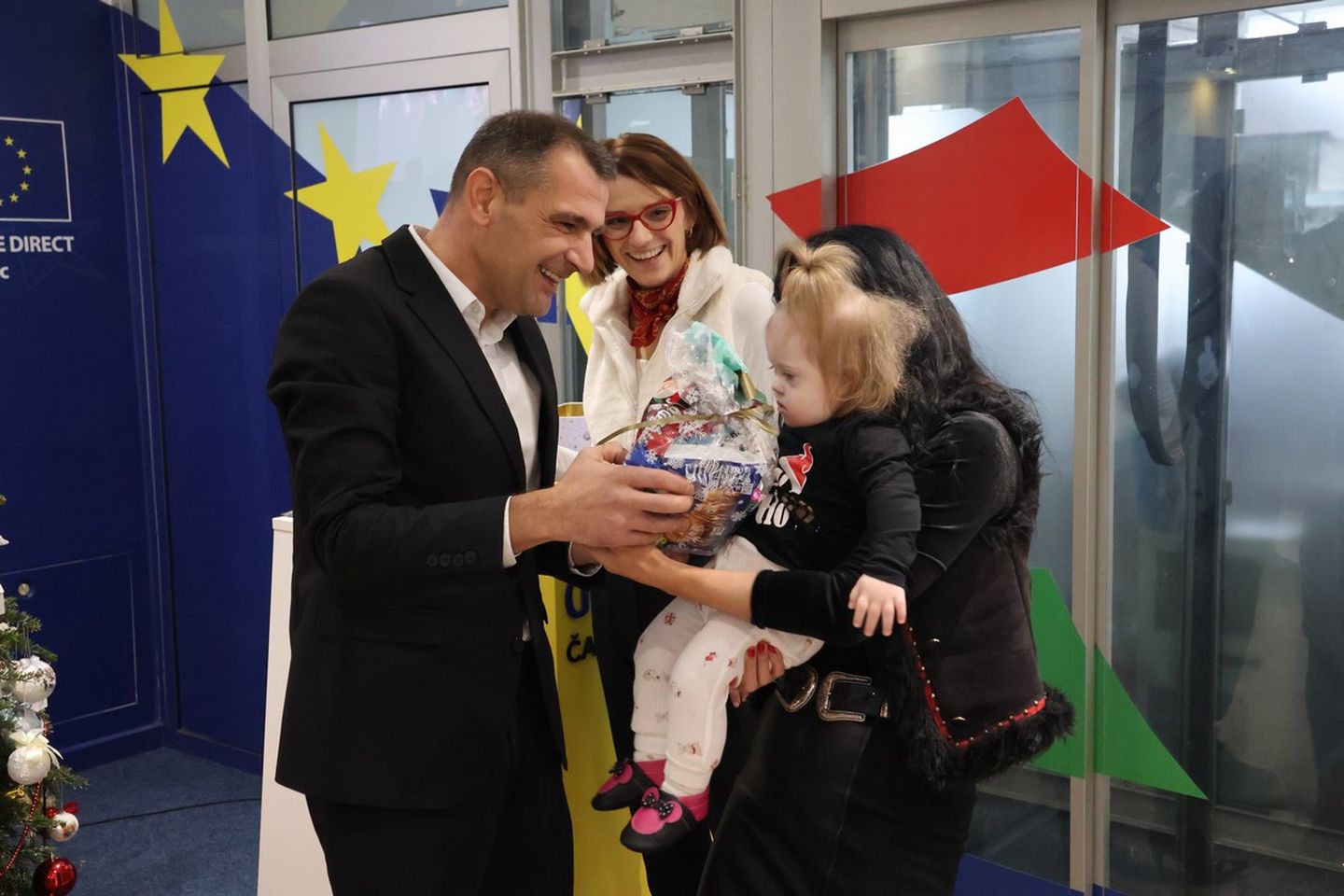 ČAKOVEC Djeca iz Udruge za sindrom Down kitila božićni bor u Županiji (2)