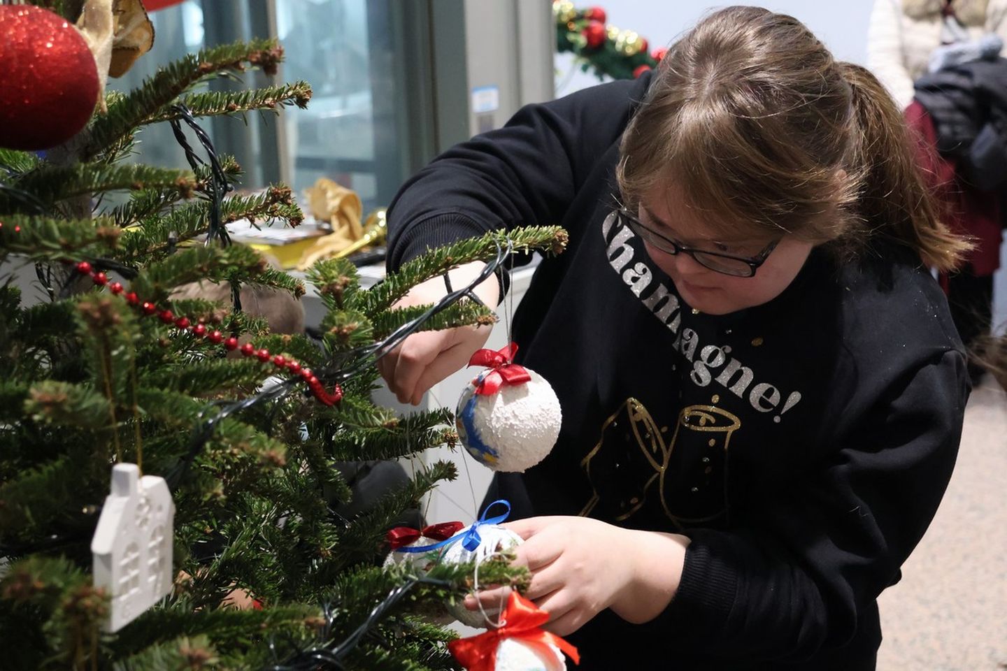 ČAKOVEC Djeca iz Udruge za sindrom Down kitila božićni bor u Županiji (20)